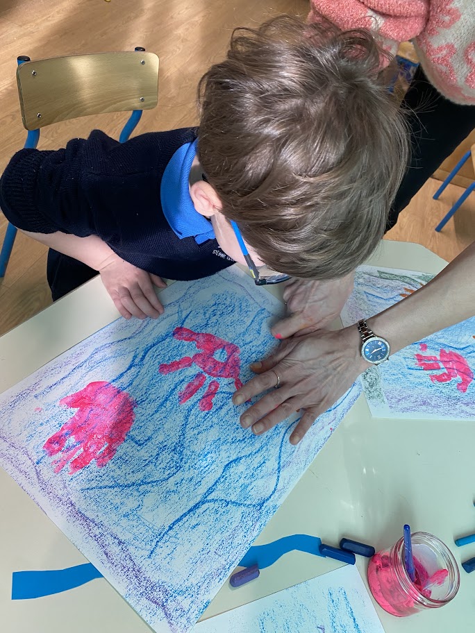 Atelier du mercredi - enfant qui fait de la peinture